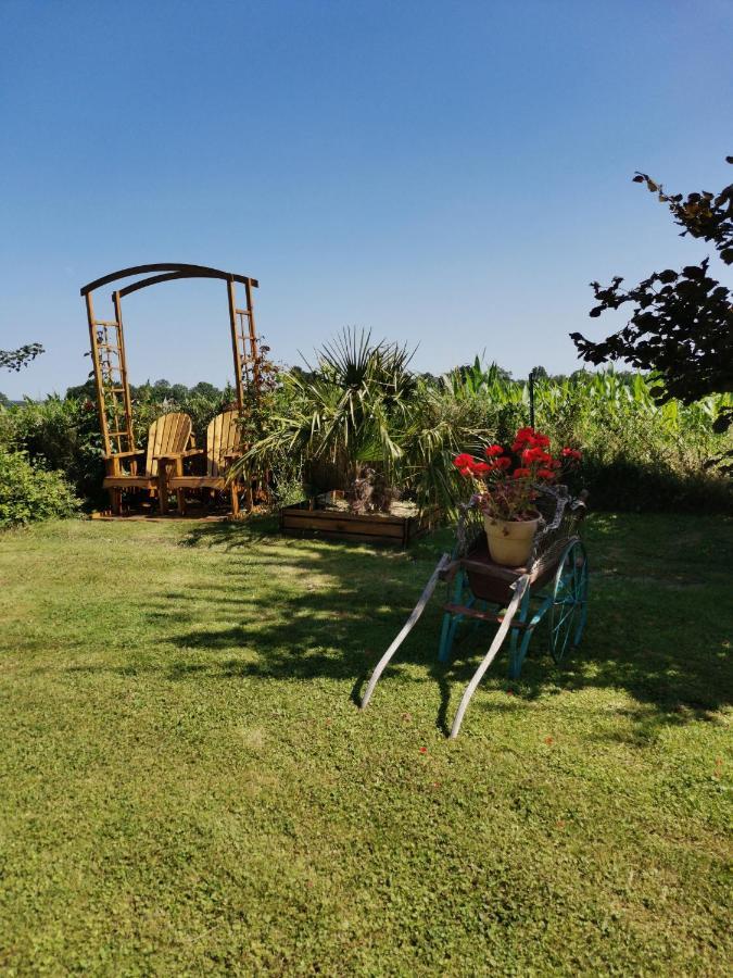Gite 4 Etoiles Avec Hebergement Insolite - 10 Personnes Foussais Exterior foto
